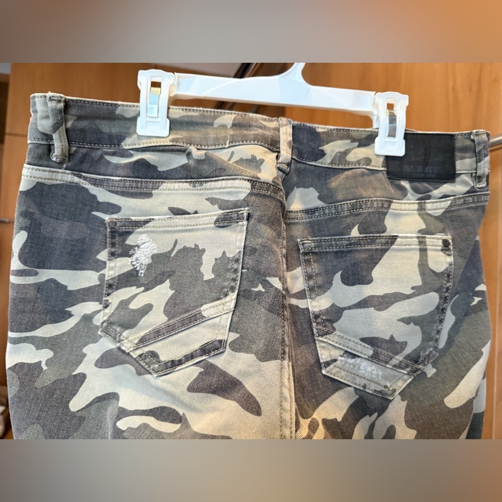 Pre-Loved Zara Greige/Green Camouflage Cropped Skinny Jeans in size 8 - Picture 4 of 8